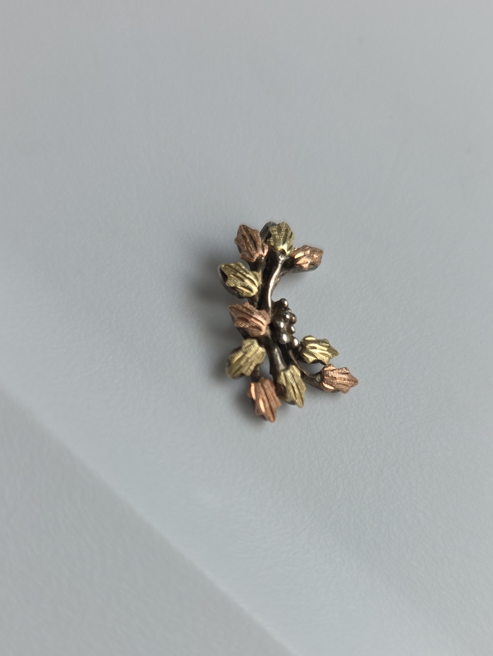 Vintage Tricolor Leaf Brooch in Gold, Rose Gold, and Yellow Gold
